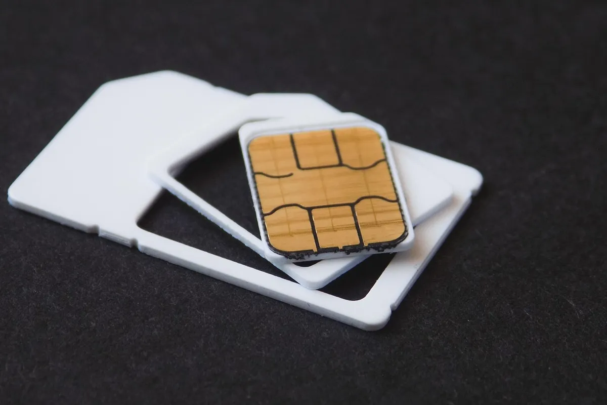 Alarm na działkę bez prądu: GSM, akumulator i panel solarny w praktyce