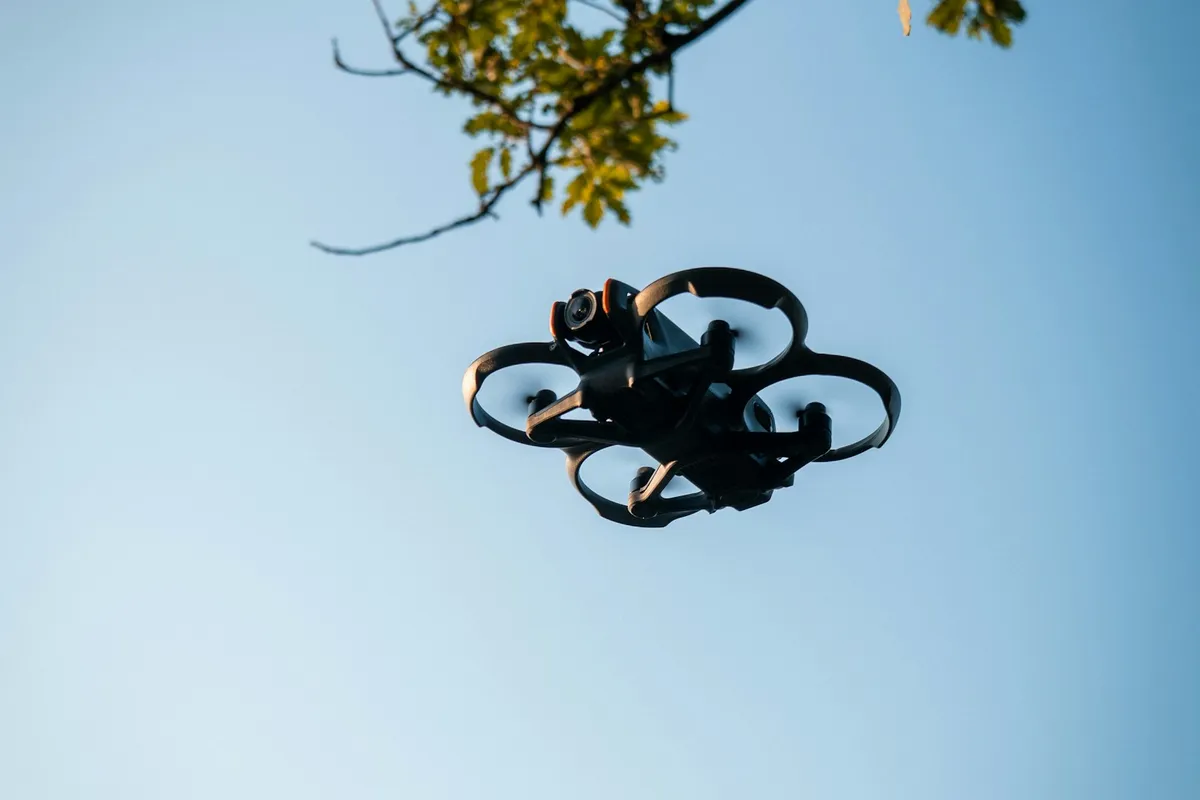 Dron nad posesją: czy może latać nad moim domem i co mogę zrobić?