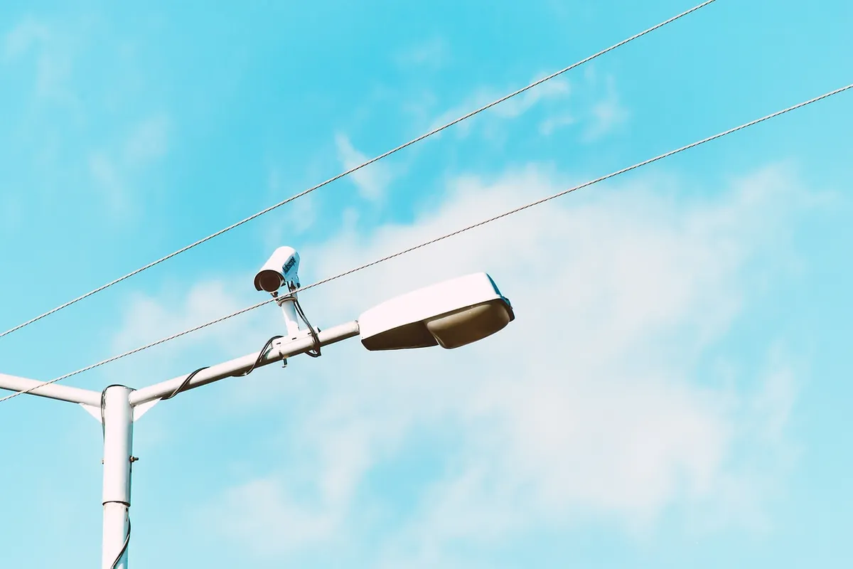 Hikvision czy Reolink? Platforma instalatorska kontra zestawy bez abonamentu