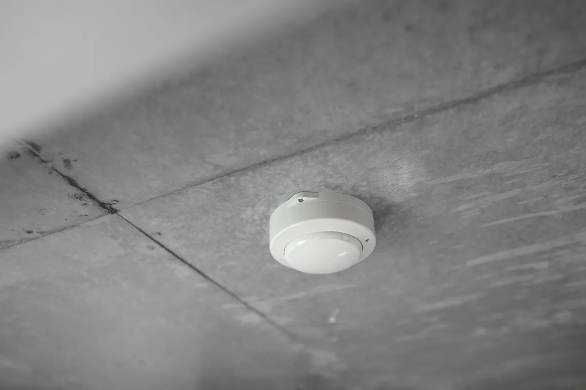 Jak wykryć ukrytą kamerę w pokoju: latarka, telefon, skan WiFi i wykrywacz kamer