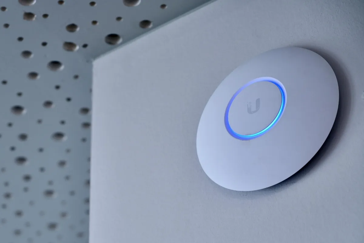 Słaby zasięg WiFi do kamery: repeater, mesh, powerline czy kabel? Sprawdzam, co naprawdę działa