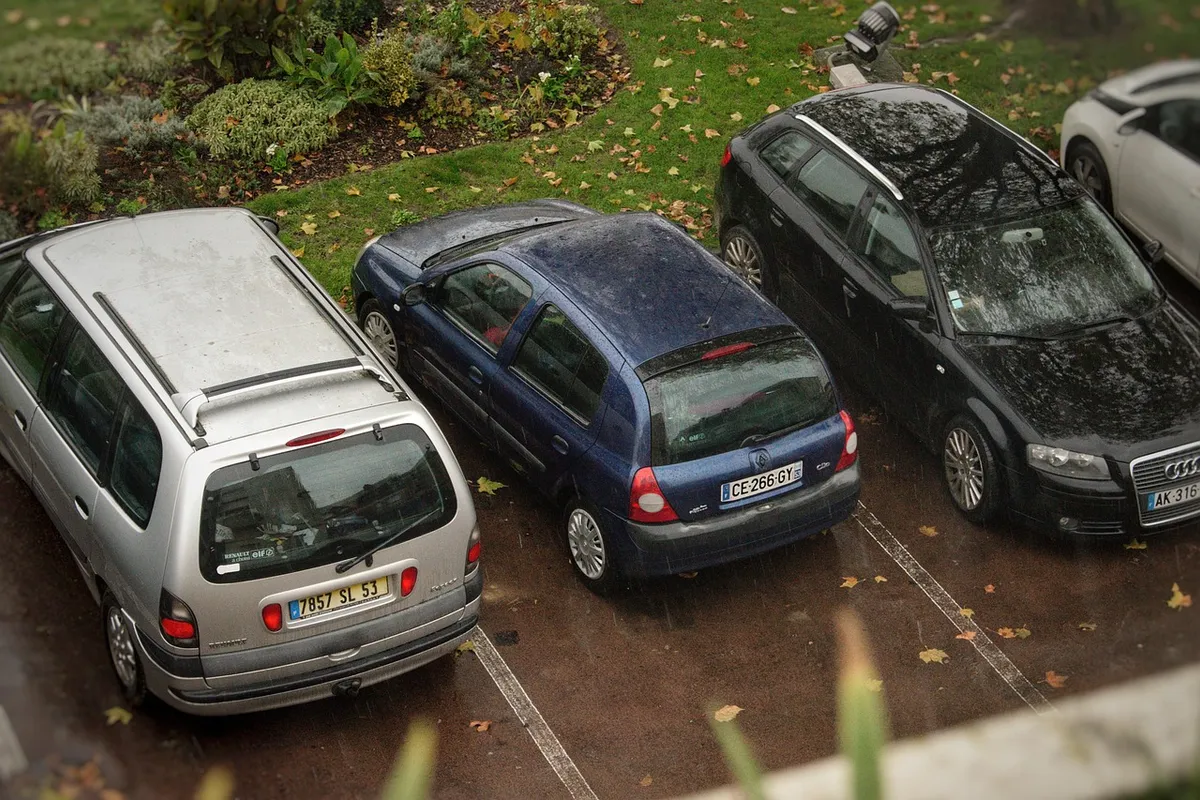 Kamera na samochód pod blokiem: jak upilnować auto na parkingu osiedlowym