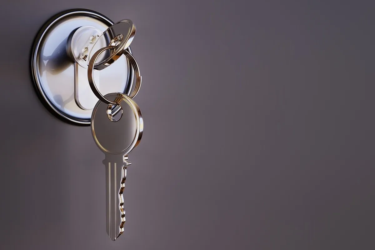 Klucz nie przekręca się w zamku: dlaczego zamek się zacina i co zrobić, zanim złamiesz klucz