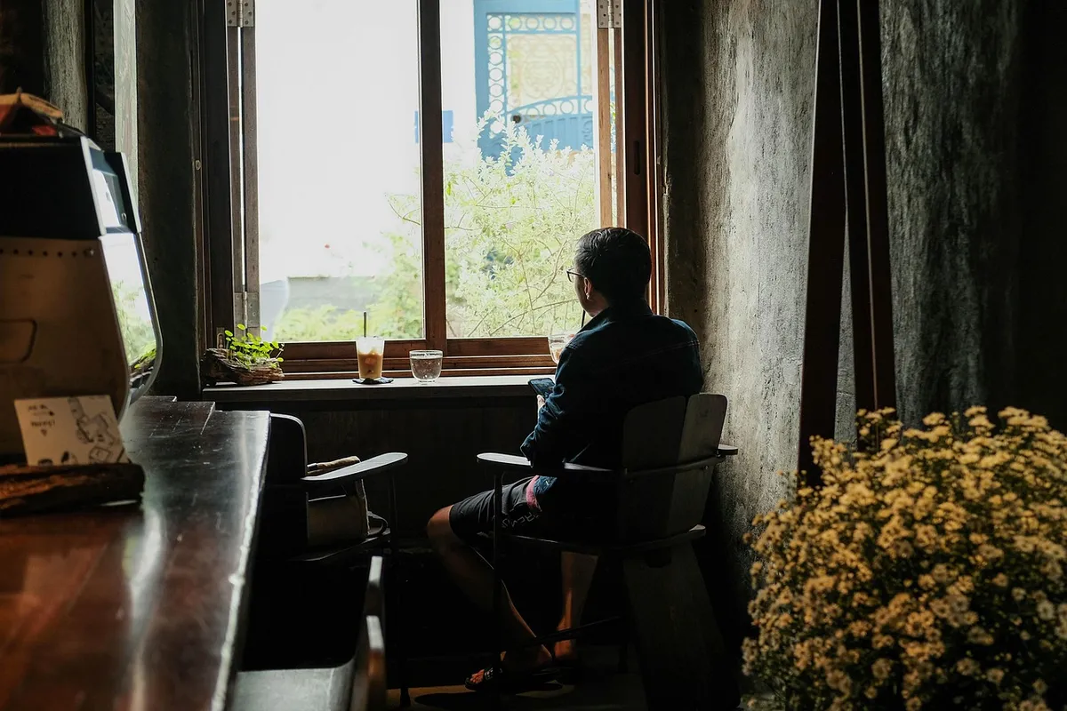 Monitoring starszej osoby w domu: jak zdalnie czuwać nad seniorem i nie odebrać mu godności
