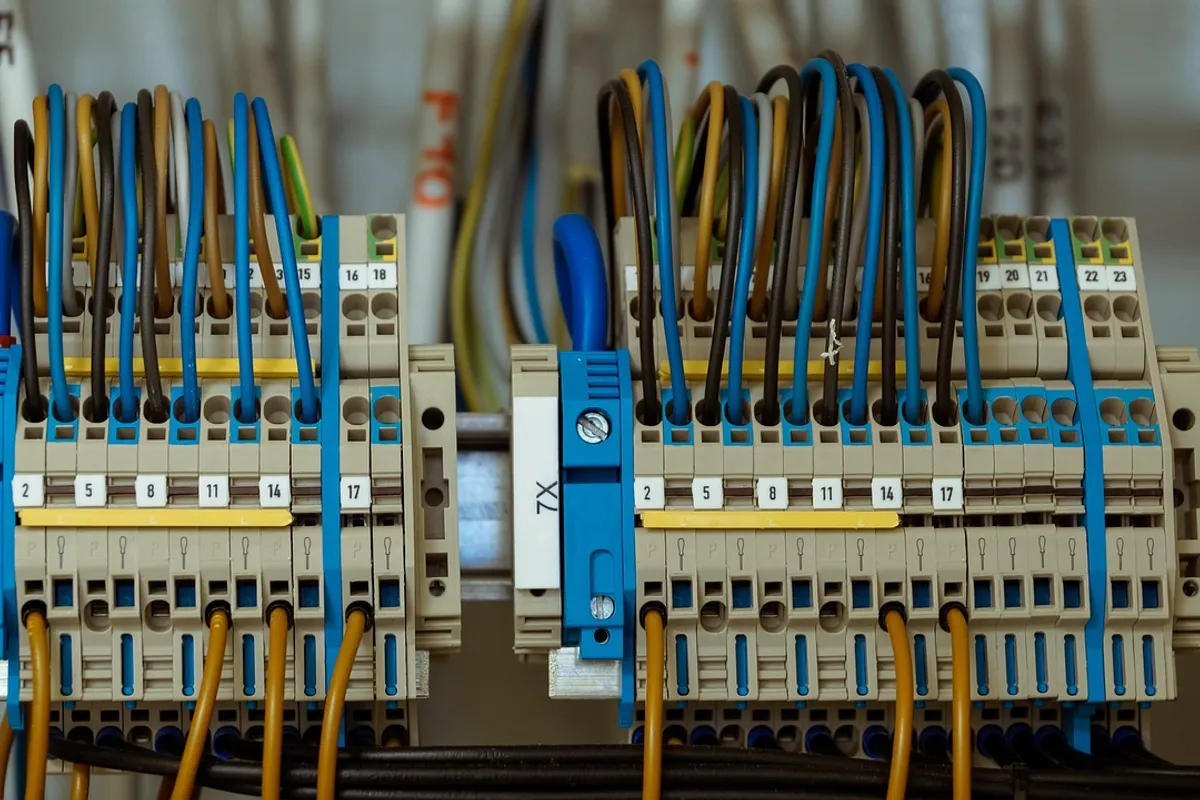 Montaż wideodomofonu i okablowanie: jaki przewód, jakie przekroje i jak nie zrobić błędów na trasie