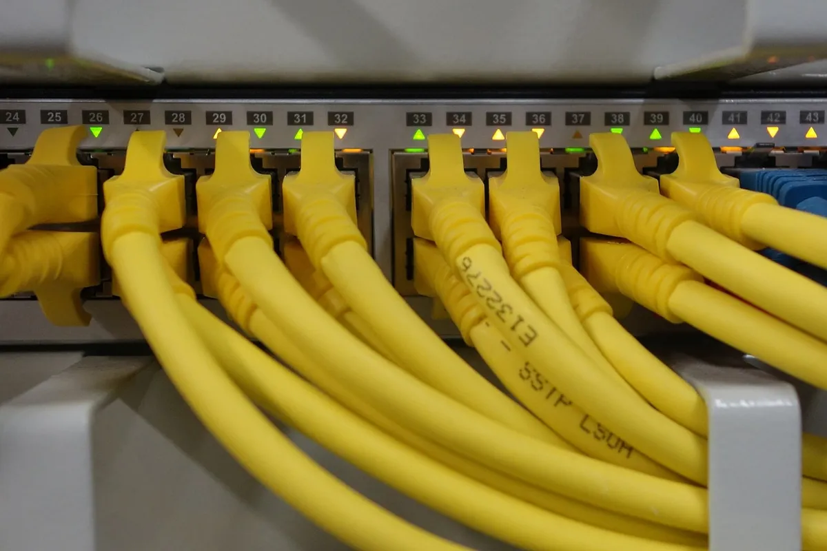 VLAN dla kamer krok po kroku: jak odizolować monitoring od reszty sieci